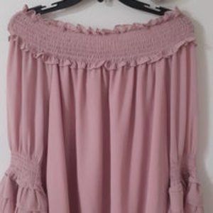 ENTER. Blouse size M, light pink color, with ruffles on the sleeves.